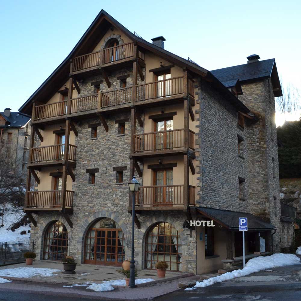 hotel rústico en las montañas