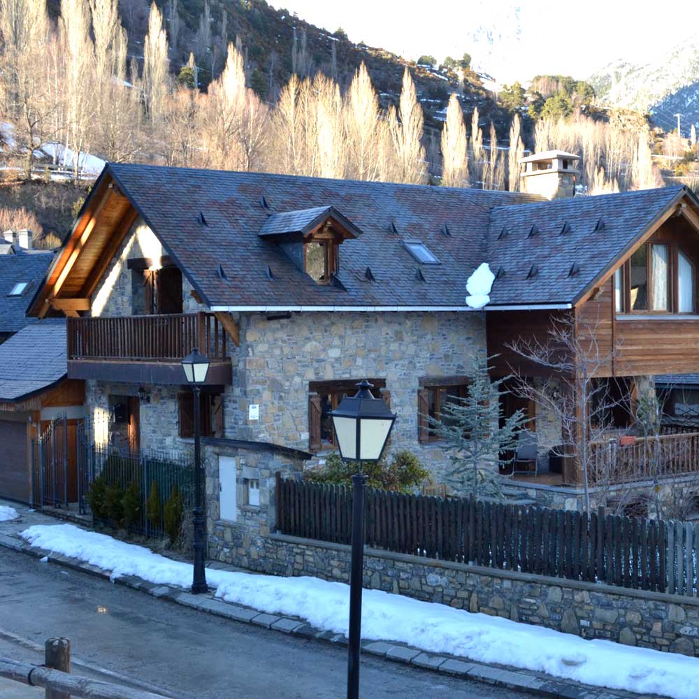 casa unifamiliar rústica en una urbanización de los pirineos